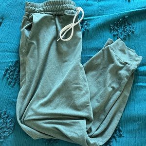 Vuori women’s performance joggers in kelp heather size small